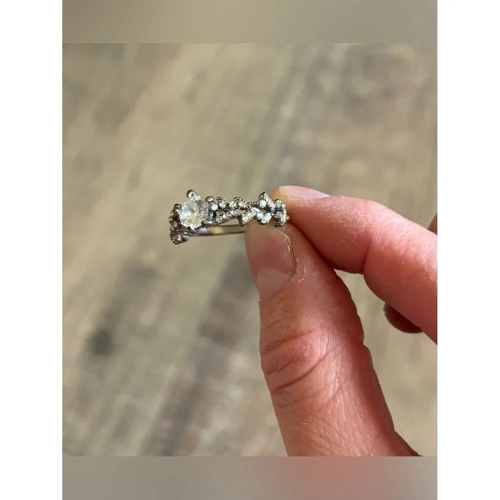 Fashion jewelry women’s size 10 metal and rhinestone secret garden style ring